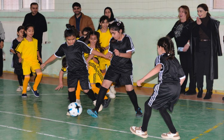 “Məktəbli Qızlar” Lənkəranda