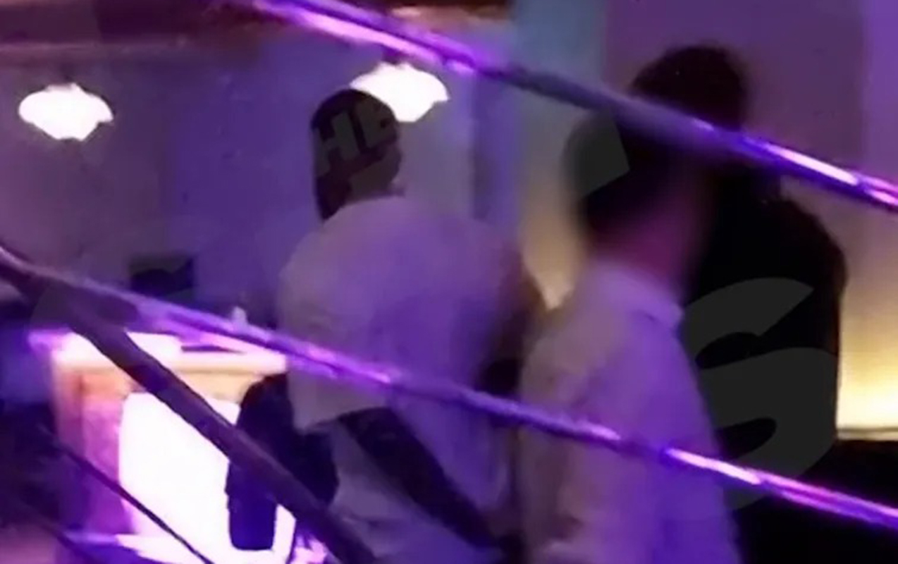 Millinin hücumçusu onunla selfi çəkdirmək istəyənə kəllə vurdu, həbs edildi - FOTO