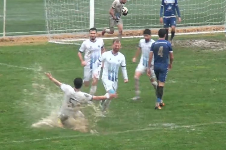 Yağış buranı gölməçəyə çevirdi, suyun içində qolun ləzzətini yaşadı - VİDEO