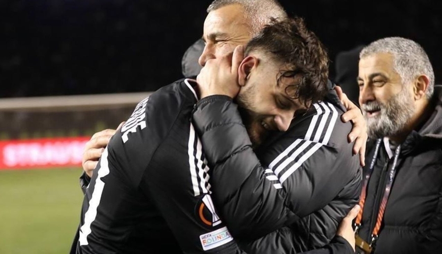 Qurban Qurbanovun heykəli və asfalt üstündə futbol oynayan uşaqlar