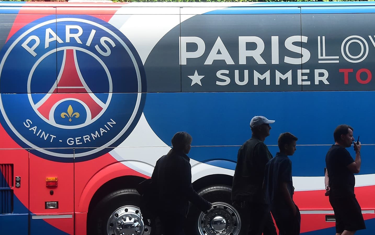 Futbolçuların yerləşdiyi otelin yaxınlığında avtobus daş-qalaq edildi