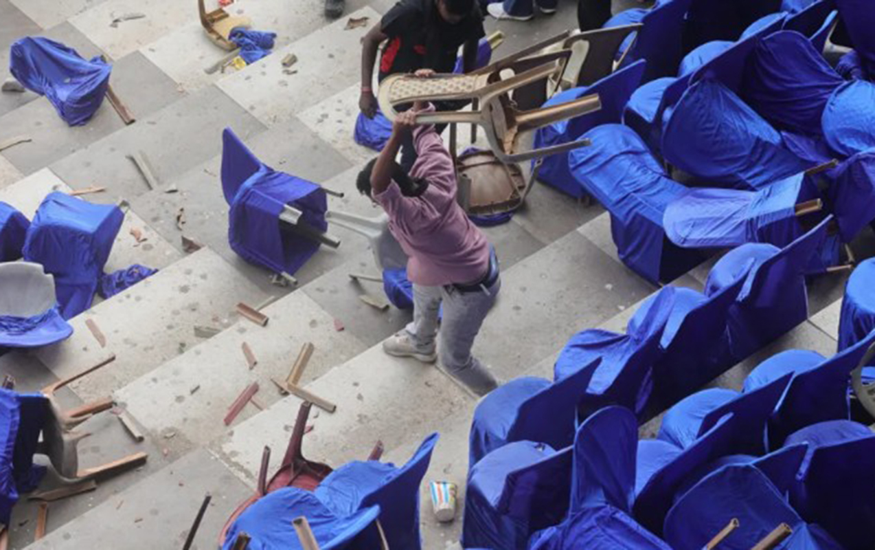 Messini görə bilmədilər, stadionda hər şeyi dağıtdılar - FOTOLAR