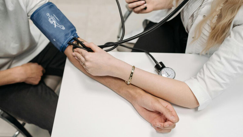 Yüksək təzyiq zamanı nə yemək olmaz? - Ən zərərli 8 məhsulu tanıyın