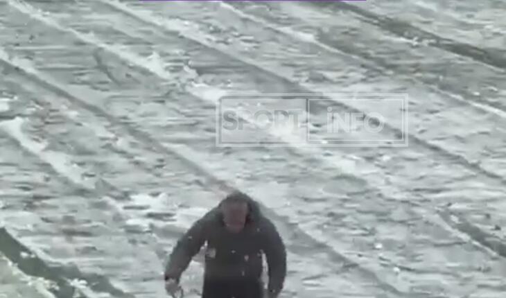 Qurban Qurbanov Şamaxıda meydanı qardan təmizlədi - ÖZƏL VİDEO