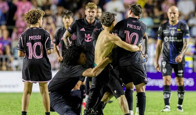 Messi çətin vəziyyətlə üzləşdi: Meydana girib onu yıxdılar - VİDEO
