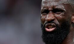 Əvvəlcə çiyninə, daha sonra çənəsinə dizi ilə zərbə endirdi - FOTO