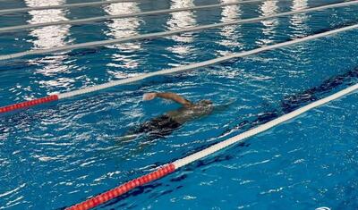 Əliyev 10 saat fasiləsiz üzməklə Azərbaycan rekorduna imza atdı -