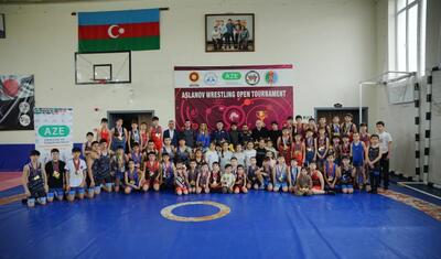 Rəsul və o, Xırdalanda şagirdlərlə görüşdü -