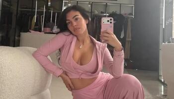 Məşhur futbolçunun sevgilisi alt paltarını belə reklam etdi - FOTO