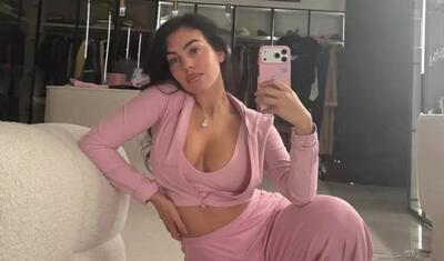 Məşhur futbolçunun sevgilisi alt paltarını belə reklam etdi - FOTO