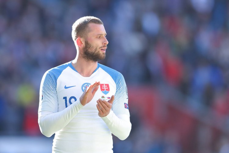 Çempionatın lideri avropalı hücumçu ilə bağıl bu qərarı verdi