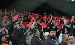 Hakimlərə qırmızı vərəqə göstərdilər - Türkiyədən FOTO