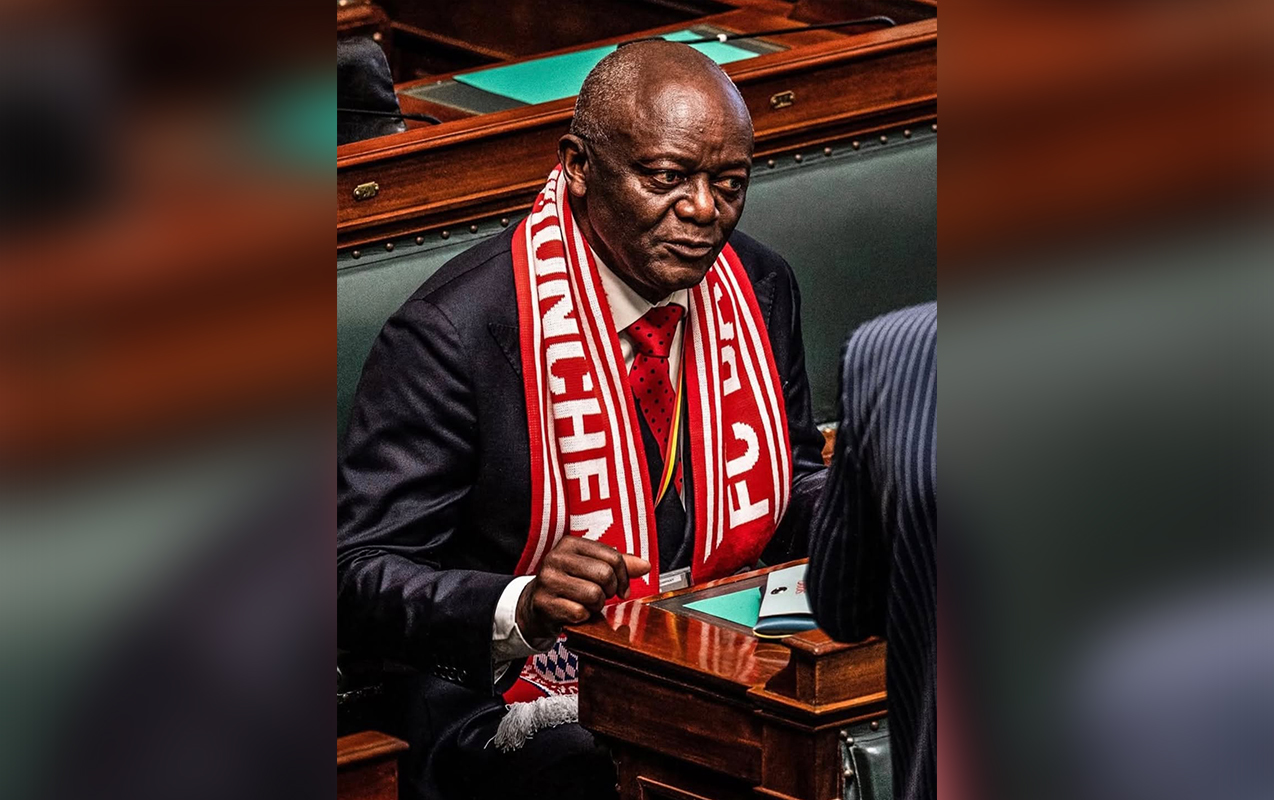 Baş məşqçinin atası parlamentə klubun şərfi ilə gəldi - FOTOLAR