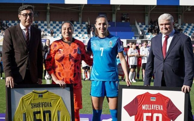 Nazir və baş katib nillinin iki qızına hədiyyə verdi