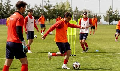 Yeni yaradılan komandanın baş məşqçisi nə iş görür? -