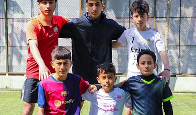 “Sabah”ın futbolçuları qəsəbə sakinlərinin düzəltdiyi meydançaya getdi -