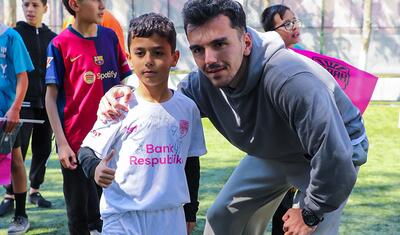 “Sabah”ın futbolçuları qəsəbə sakinlərinin düzəltdiyi meydançaya getdi -