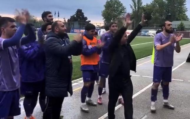 Azərbaycanda postu ilə vidalaşan baş məşqçini stadiondan alqışlarla yola saldılar - VİDEO
