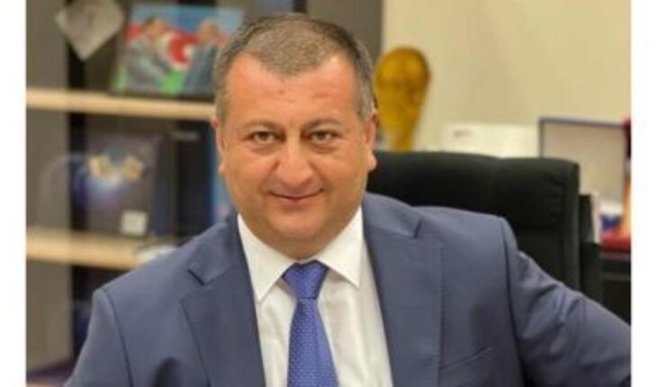 Uzun müddət sonra vaxt tapdı, yeni baş məşqçini danışığa çağırdı, şərti şumda kəsdi