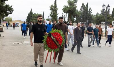 "Kəpəz"in kollektivi Şəhidlər Xiyabanında -
