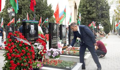 "Kəpəz"in kollektivi Şəhidlər Xiyabanında -