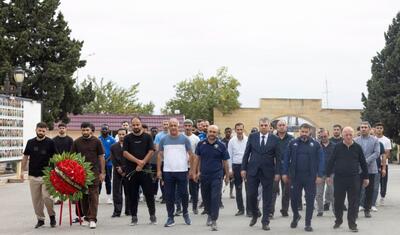 "Kəpəz"in kollektivi Şəhidlər Xiyabanında -