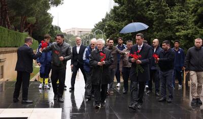 “Fənərbaxça” rəhbərliyi Heydər Əliyevin məzarını və Şəhidlər xiyabanını ziyarət etdi -